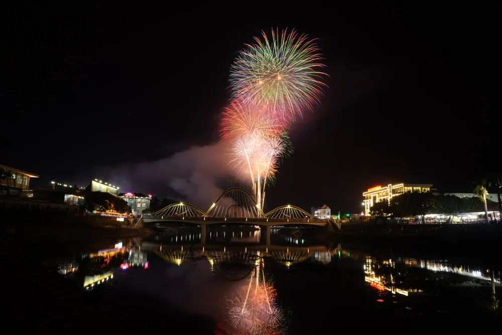 Pháo hoa rực sáng bầu trời Điện Biên trước ngày kỷ niệm 70 năm chiến thắng Điện Biên Phủ.jpeg