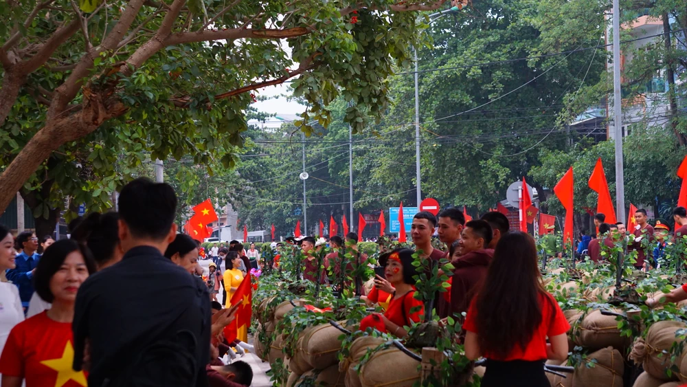Hệ thống âm thanh được tỉnh Điện Biên trang bị lần này phát âm thanh trong và ấm hơn loa phường. Cả quân dân đều cảm thấy phấn chấn, khí thế khi nghe các ca khúc về chiến thắng Điện Biên Phủ. Ảnh XUÂN NGUYỄN Thành công của Lễ kỷ niệm 70 năm chiến thắng Điện Biên Phủ từ âm thanh loa phường .JPG