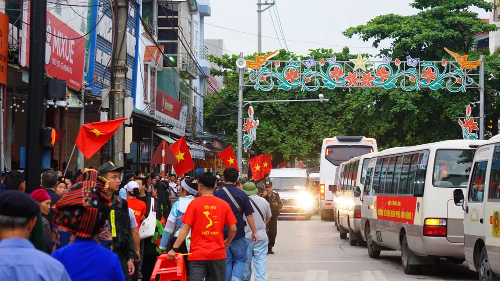 Hệ thống loa được lắp đặt tại nhiều cột trang trí dọc trục đường chính ở TP Điện Biên Phủ, nơi đoàn diễu binh, diễu hành đi qua. Trong ảnh: Người dân bước đi dưới tiếng nhạc là các ca khúc về chiến thắng Điện Biên Phủ. Ảnh XUÂN NGUYỄN Thành công của Lễ kỷ niệm 70 năm chiến thắng Điện Biên Phủ từ âm thanh loa phường.JPG