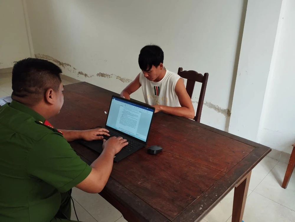 Không có việc làm lại lười lao động, Nguyễn Văn Đức đi cướp tài sản. Ảnh CA 14 giờ truy bắt đối tượng cướp tài sản của lái xe taxi.jpg