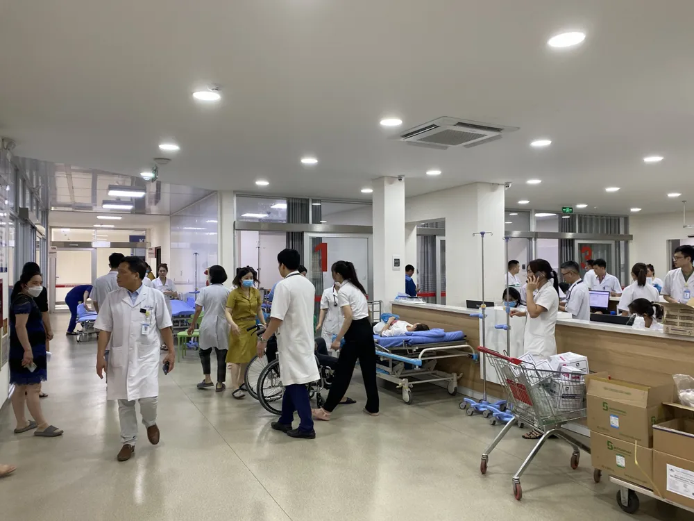 Hàng trăm công nhân nhập viện cấp cứu nghi do ngộ độc thực phẩm ở Vĩnh Phúc. Ảnh CTV Cấp cứu hàng trăm công nhân nghi ngộ độc thực phẩm ở Vĩnh Phúc 2.jpg