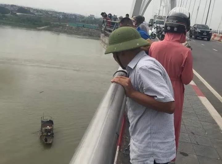 Người dân tập trung theo dõi việc tìm kiếm 2 nữ sinh lớp 9. Ảnh CTV Hai nữ sinh lớp 9 nghi nhảy cầu ở Bắc Ninh đều xin phép bố, mẹ trước khi làm điều dại dột.jpg