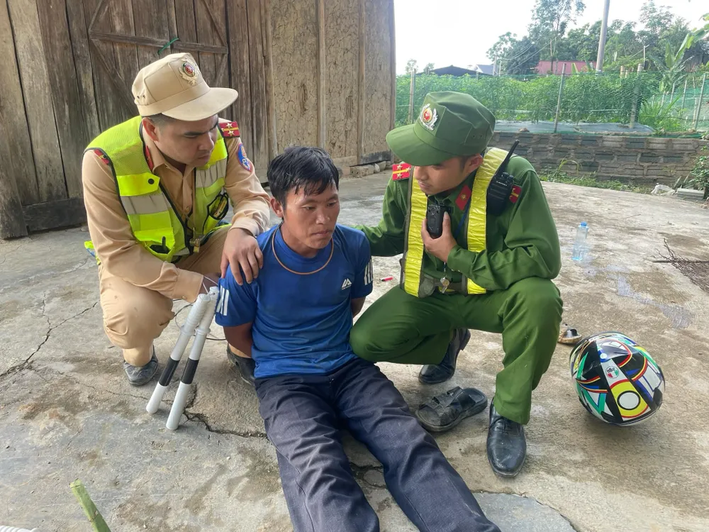 Cảnh sát bắt giữ đối tượng tàng trữ ma túy Vàng A Trừ. Ảnh CACC Vừa mua ma túy về thì gặp công an.jpg