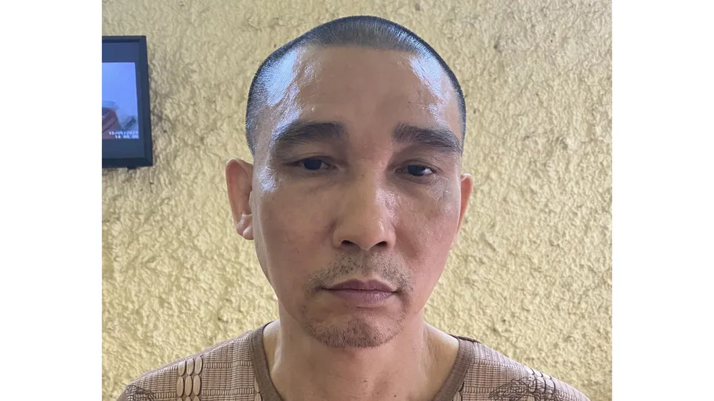 Công an leo mái nhà khống kế đối tượng trốn truy nã nguy hiểm.jpg