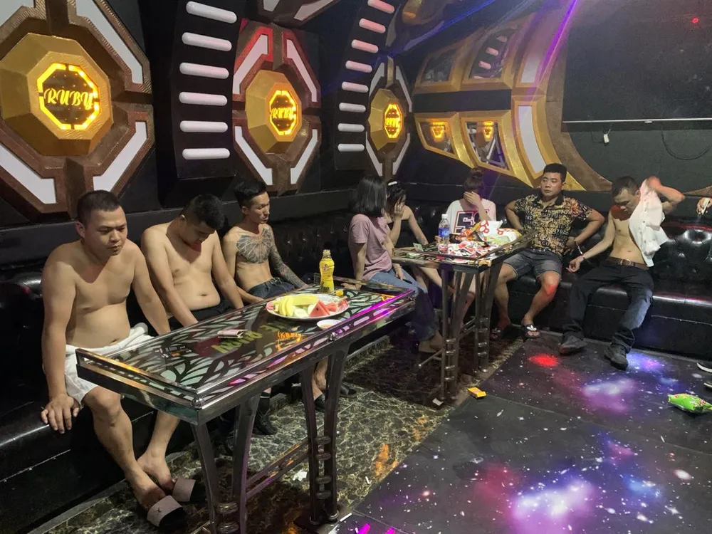 Nhóm nam nữ sử dụng trái phép chất ma túy trong quán karaoke. Ảnh CA Khởi tố nhóm thanh niên 'mở tiệc' ma túy trong quán karaoke.jpg