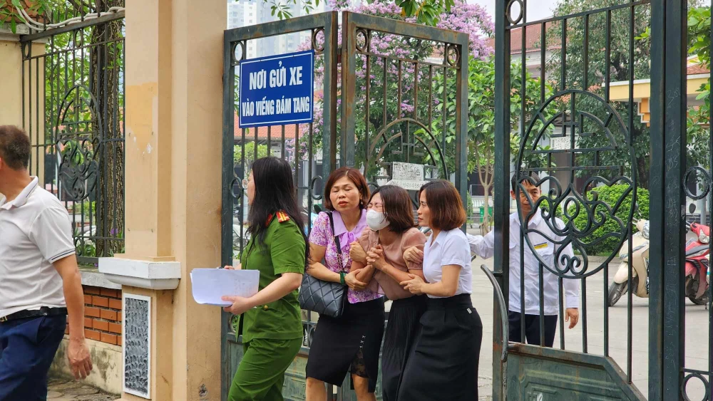 Người thân nạn nhân có mặt tại nhà tang lễ Cầu Giấy. Ảnh: Phi Hùng Vụ cháy 14 người chết: Xác định được danh tính 11 nạn nhân