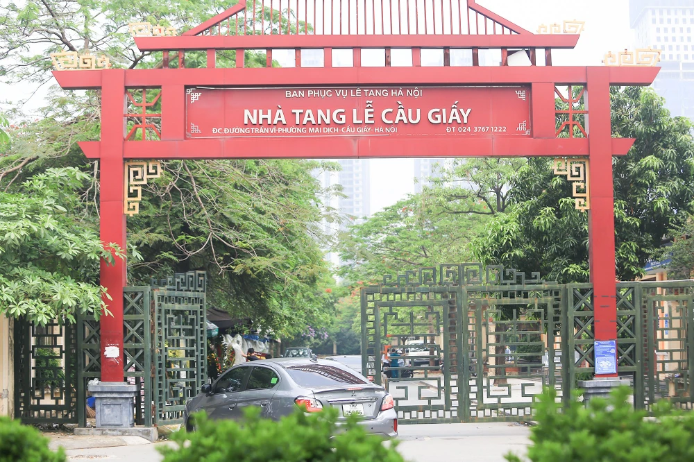 Nhà tang lễ Cầu Giấy nơi đang xác định danh tính và lo hậu sự cho các nạn nhân. Ảnh Phi Hùng Đang xác định danh tính nạn nhân vụ cháy ở phố Trung Kính.jpeg