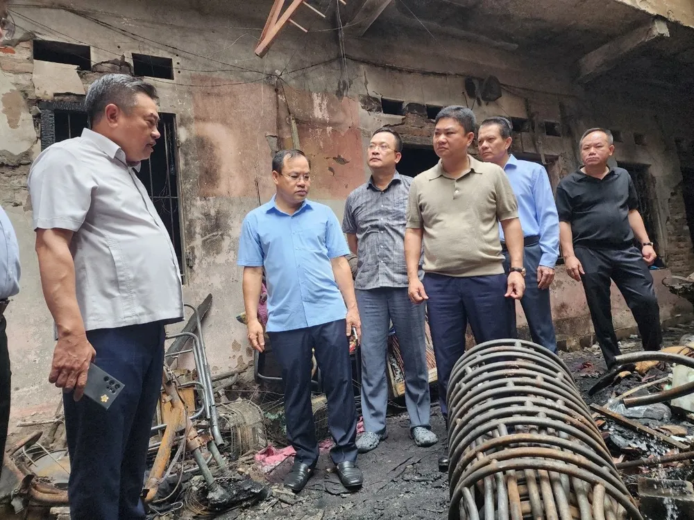 Lãnh đạo UBND TP Hà Nội đến hiện trường chỉ đạo giải quyết hậu quả vụ cháy. Ảnh Phi Hùng Vụ cháy ở phố Trung Kính Gia đình 7 người của Phó chủ tịch Hội phụ nữ gặp nạn.jpeg
