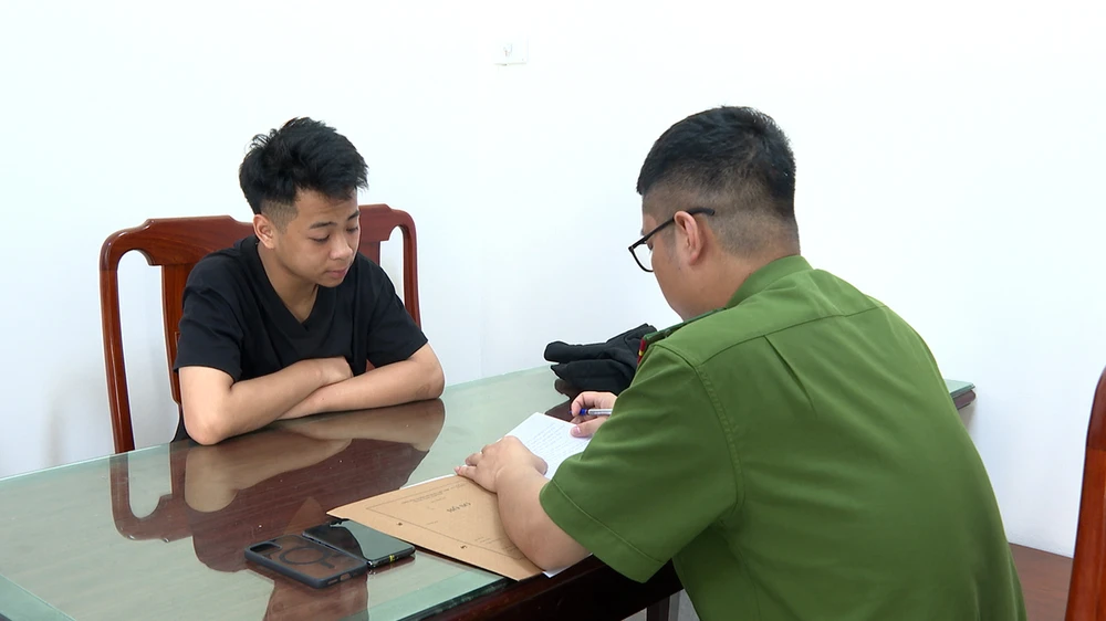 Hoàng cướp điện thoại rồi chạy thoát lên đồi cây song vẫn bị bắt. Ảnh CA Công an Phú Thọ bắt kẻ cướp điện thoại sau 1 giờ gây án 2.jpg