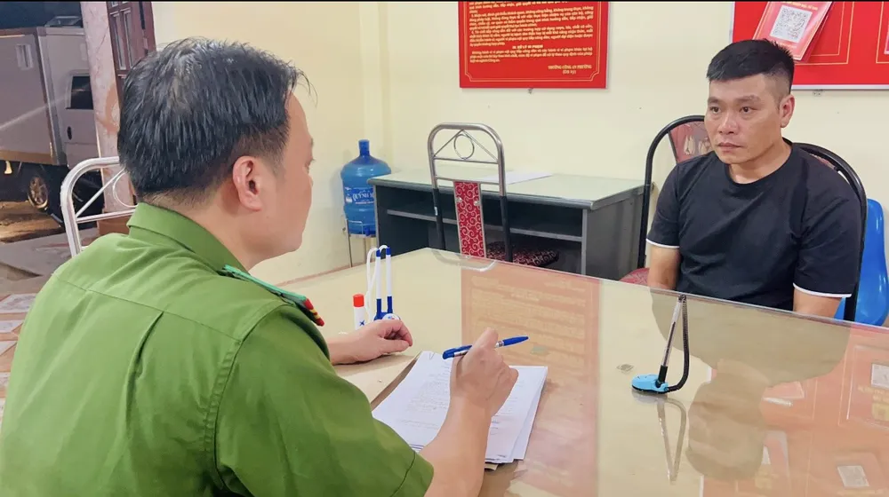 Công an làm việc với Trần Việt Cường. Ảnh: Hải Nguyễn Công an Lào Cai làm rõ người thu phế xe hàng tại cửa khẩu Kim Thành.jpg