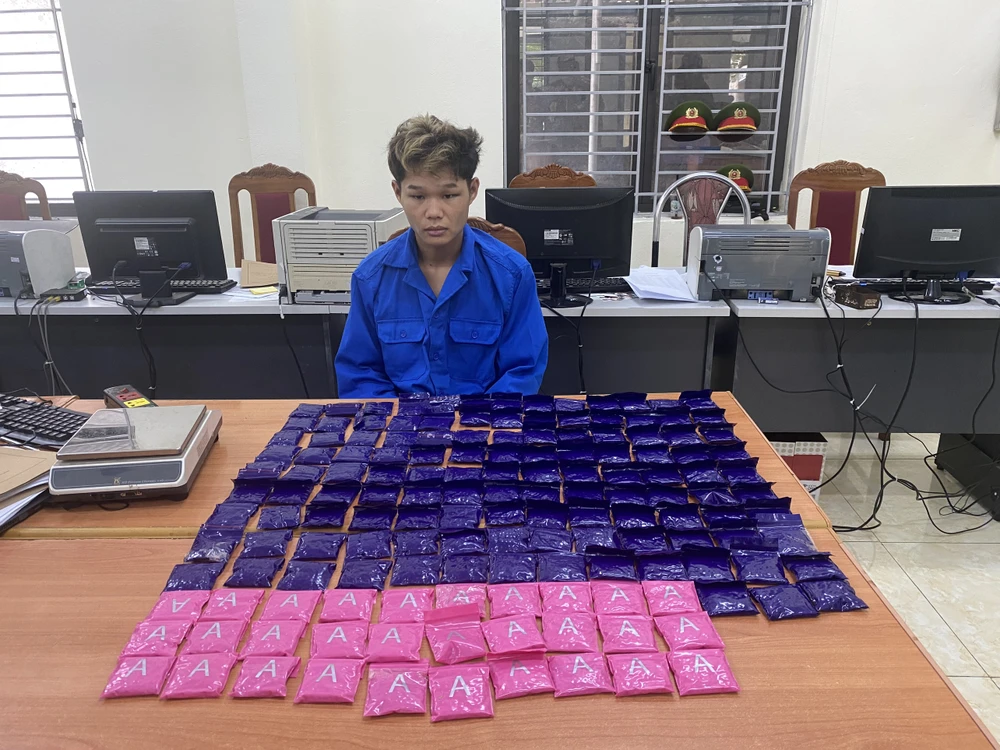 Công an Sơn La bắt hai người vận chuyển 2 bánh heroin, 30.000 viên ma túy 2.jpg