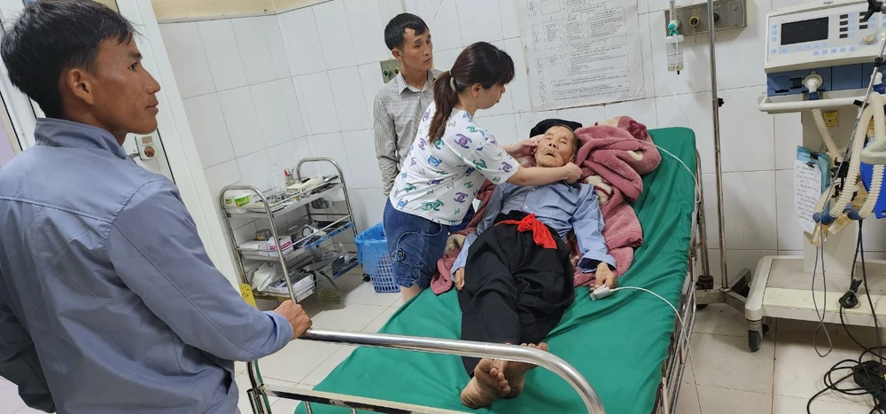 Công an xã dùng xe chuyên dụng đưa cụ ông 101 tuổi đi cấp cứu 2.jpeg