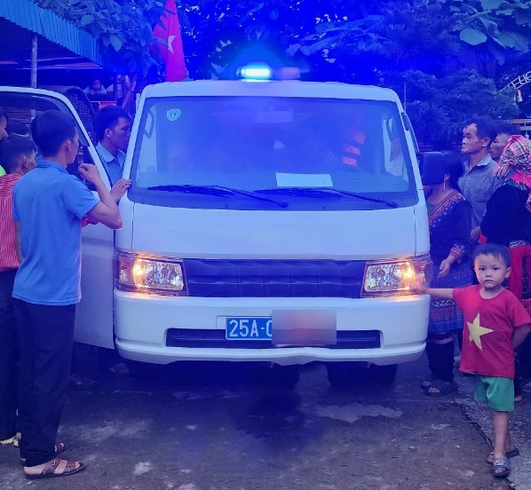 Công an xã dùng xe chuyên dụng đưa cụ ông 101 tuổi đi cấp cứu.jpg