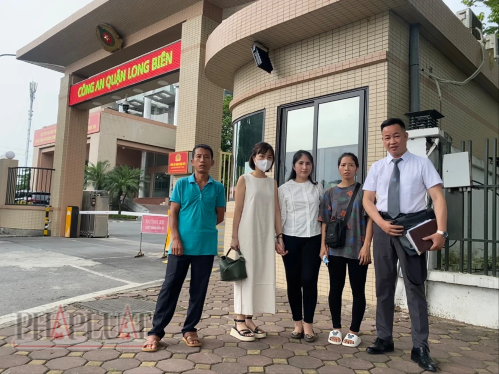 Luật sư Nguyễn Anh Thơm cùng chị Lan, mẹ nam sinh trước giờ làm việc với Công an quận Long Biên. Ảnh Xuân Nguyễn Công an Long Biên làm việc với mẹ nam sinh lớp 8 bị đánh tử vong
