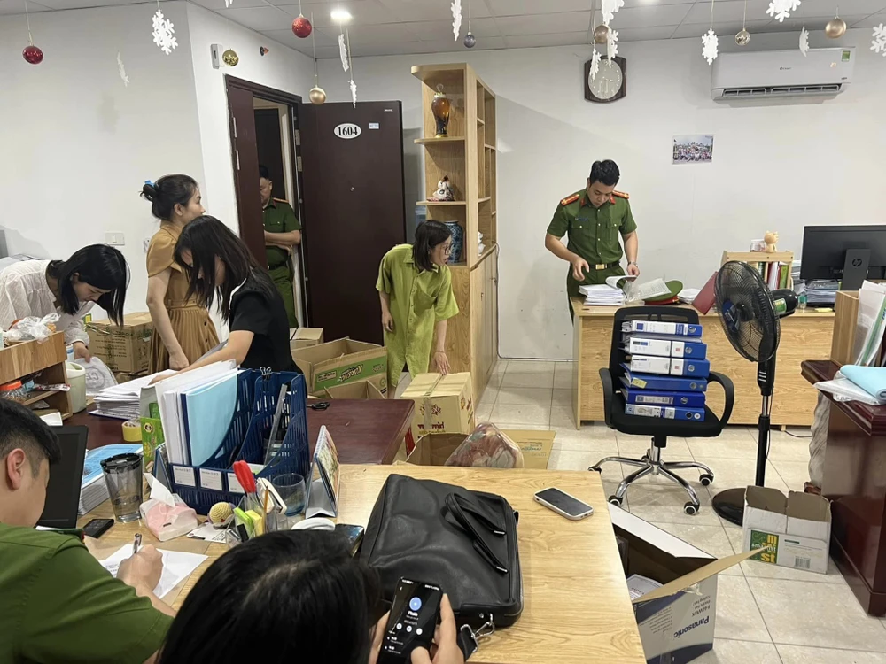 Cơ quan công an tiến hành khám xét khẩn cấp nơi ở và nơi làm việc của các đối tượng để thu thập các tài liệu chứng cứ liên quan. Ảnh CA Cơ quan Công an tiến hành khám xét khẩn cấp nơi ở và nơi làm việc của các đối tượng để thu thập các tài liệu chứng cứ liên quan2.jpg
