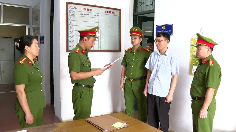 Cơ quan CSĐT Công an tỉnh Phú Thọ thi hành lệnh giữ người trong trường hợp khẩn cấp đối với ông Nông Đức Di, Phó Giám đốc Sở TNMT Bắc Kạn. Ảnh: CA Khởi tố 12 người trong vụ án làm giả báo cáo đánh giá tác động môi trường.jpg