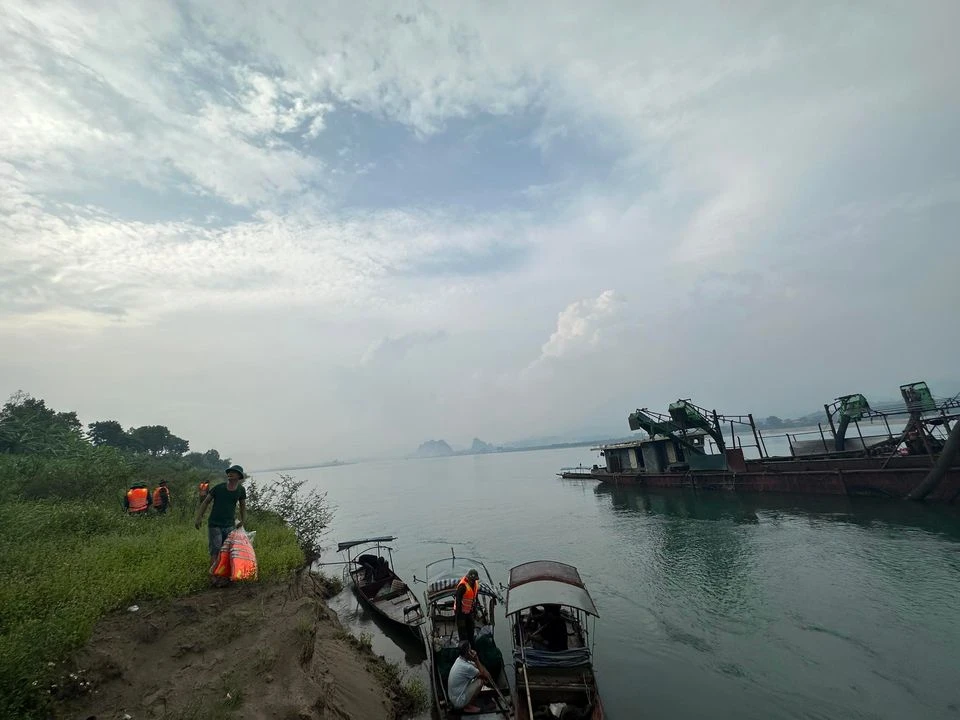 Lực lượng chức năng tìm kiếm học sinh đuối nước tại xã Lương Nha. Ảnh CTV Một học sinh đuối nước tại hố nước công trường dự án hơn 445 tỉ đồng.jpeg