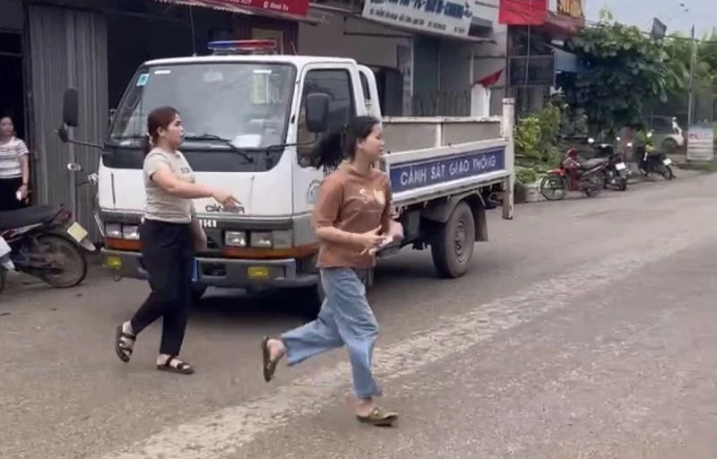 Nữ sinh Lý Thị Uyên được công an dùng xe chuyên dụng đưa đến điểm thi vào lớp 10. Ảnh CALS Nữ sinh được công an đến tận nhà đưa đi thi vào lớp 10.jpeg