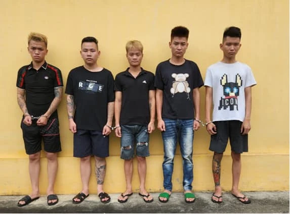 Những thanh niên đầu tiên bị Công an Thị xã Phú Thọ bắt giữ. Ảnh CA Nhóm thanh niên ném bom xăng giải quyết mâu thuẫn cá nhân 2.jpg