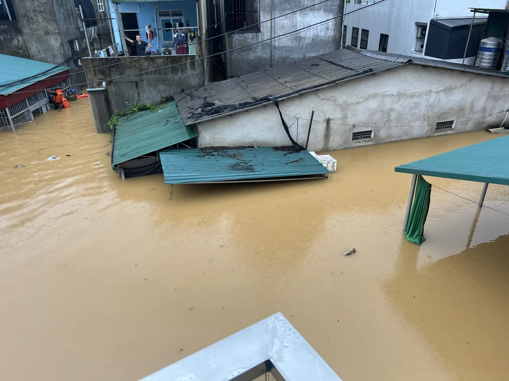 Mưa lũ gây ngập sâu tại khu vực phường Minh Khai, TP Hà Giang. Ảnh PV Ba người chết do mưa lũ ở Hà Giang.jpeg