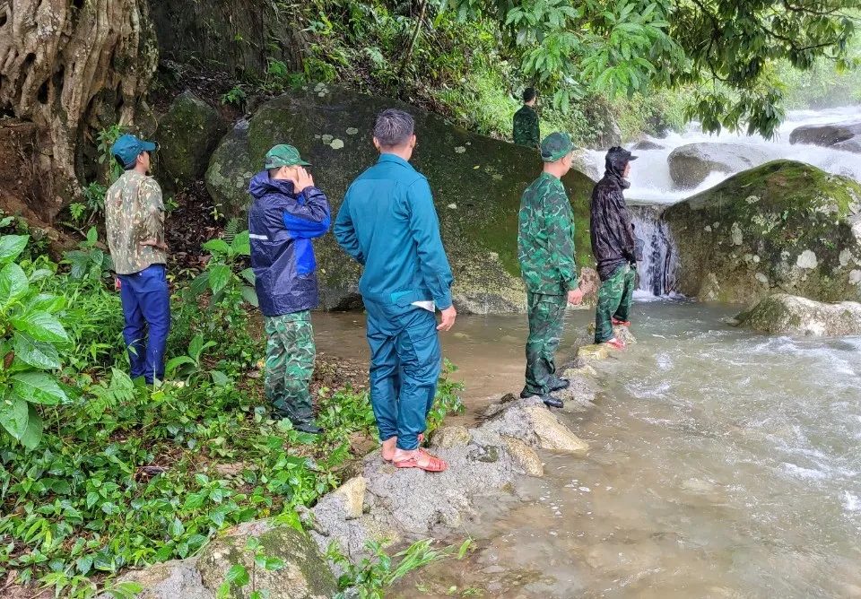 Lực lượng chức năng tỉnh Lai Châu tìm kiếm nạn nhân vụ ba người bị lũ cuốn trôi sáng cùng ngày. Ảnh CTV Dắt xe qua đập tràn, ba người bị lũ cuốn trôi, một người mất tích.jpg