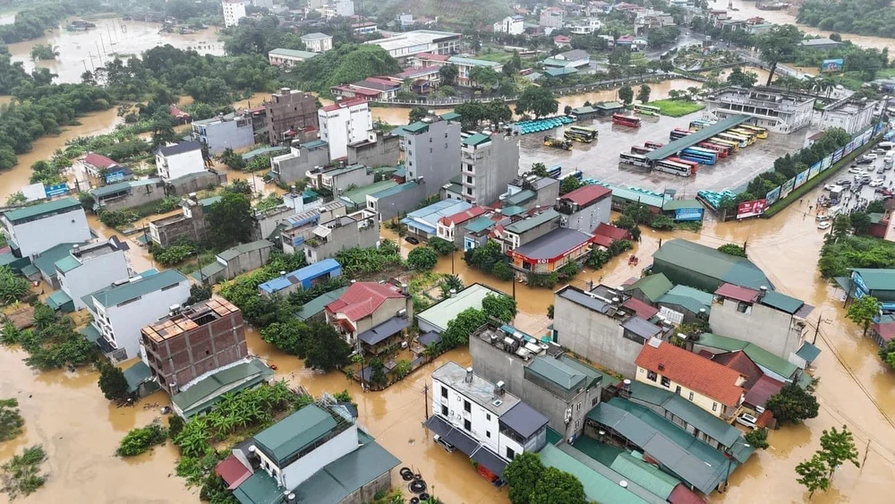 Trận lũ ở Hà Giang khiến nhiều khu vực ở thành phố ngập sâu trong ngày 10-6. Ảnh CTV Tình người trong cơn lũ ở Hà Giang 2.jpg