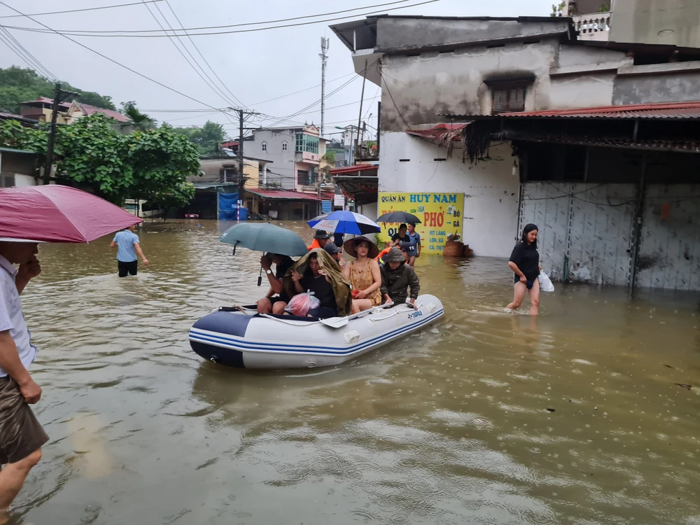 Lực lượng chức năng Hà Giang hỗ trợ người dân trong cơn lũ. Ảnh: CTV Tình người trong cơn lũ ở Hà Giang 22.jpg