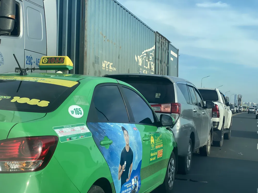 Ba chiếc xe tai nạn giữa cầu Thăng Long. Ảnh Xuân Nguyễn Tai nạn 3 ô tô trên cầu Thăng Long, hàng trăm xe 'bò' vào thành phố9 copy.jpg