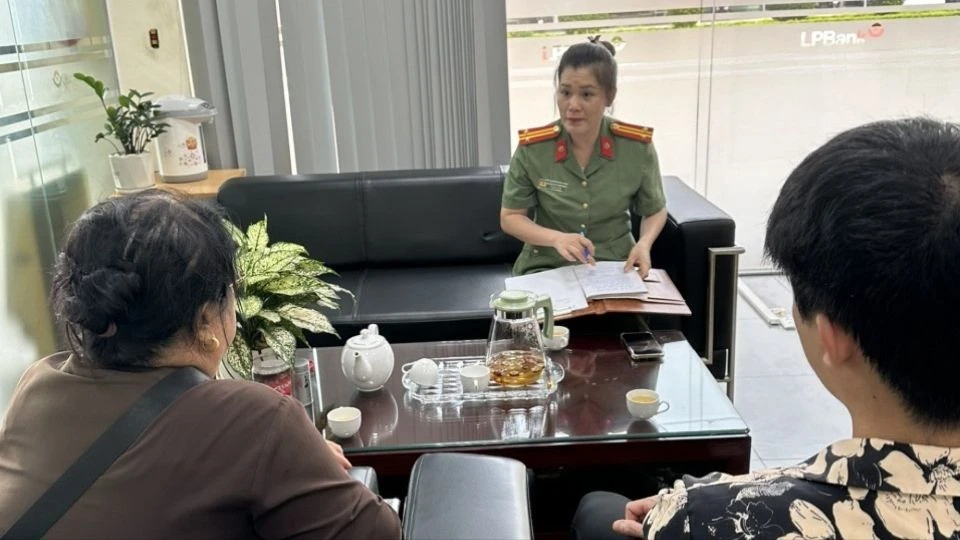 Cán bộ công an tuyên truyền giải thích về các thủ đoạn của tội phạm không gian mạng cho bà HTL. Ảnh CA Ra ngân hàng chuyển tiền cho kẻ lừa đảo, được công an ngăn lại.jpeg