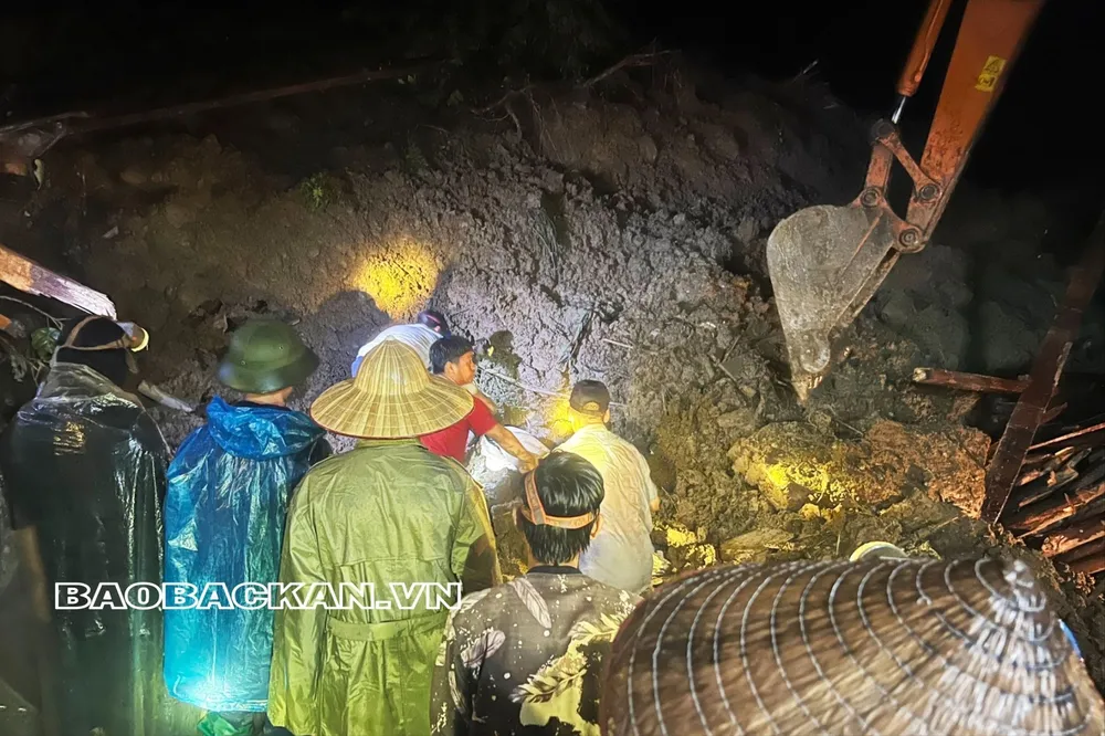 Hiện trường vụ việc. Ảnh Báo Bắc Kạn Sạt lở đất ở Bắc Kạn, 5 người thương vong.jpeg