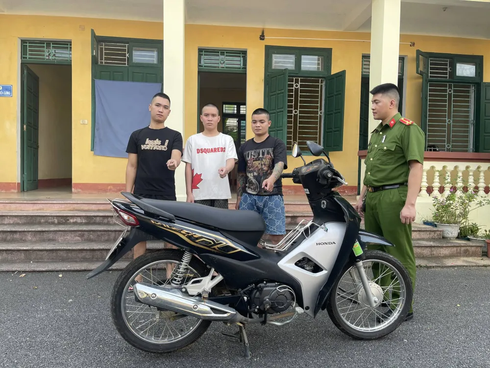 Ba nghi can cùng tang vật trong vụ án. Ảnh CAPT Bị khởi tố do tiêu thụ tài sản người khác phạm tội mà có.jpg