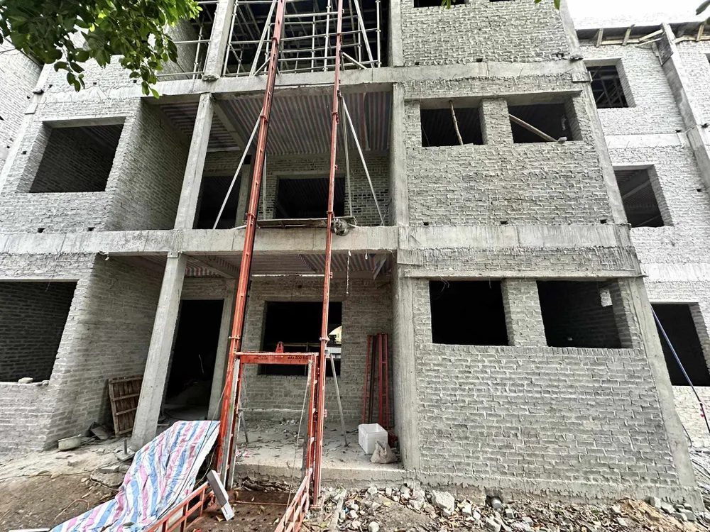 Hiện trường vụ tai nạn lao động nghiêm trọng ở Quốc Oai làm 3 người chết. Ảnh PV Vụ tai nạn lao động ở Quốc Oai Do đứt cáp thang tời vật liệu.jpg