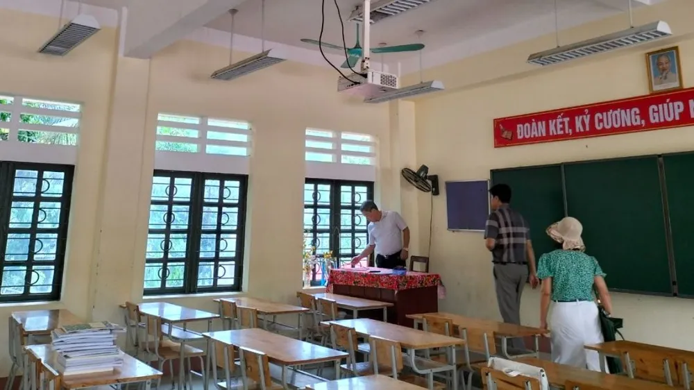 Phó Giám đốc Sở GD&ĐT Nguyễn Thế Dũng cùng đoàn kiểm tra công tác ôn và chuẩn bị thi tốt nghiệp THPT tại huyện Bảo Yên. Ảnh PH Đề phòng mưa lũ, Lào Cai đưa học sinh ở xa về điểm tập kết thi tốt nghiệp THPT.jpg