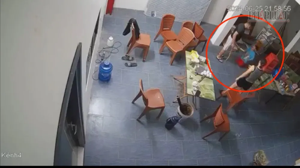 Hình ảnh cậu bé 11 tuổi bị bạo hành được camera giám sát ghi lại. Ảnh chụp màn hình Lời khai người mẹ vụ cùng bạn trai bạo hành con trai 11 tuổi.jpeg