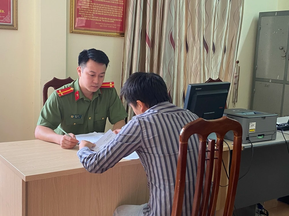 Công an làm việc với Đỗ Văn Q. Ảnh CA Bị công an triệu tập vì đăng tin sai sự thật về bắt cóc trẻ em 2.jpg