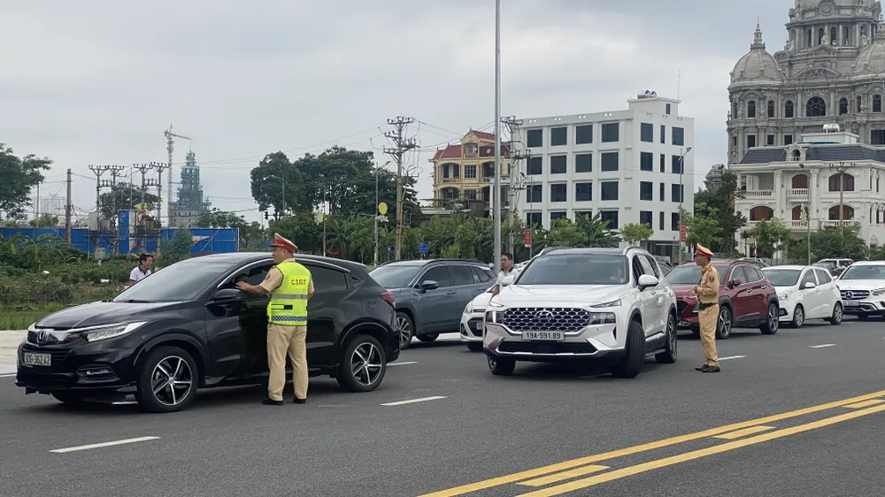 Ngôi trường 'VIP' ở Phú Thọ, xe hơi tấp nập đưa đón sĩ tử thi tốt nghiệp 3.jpg