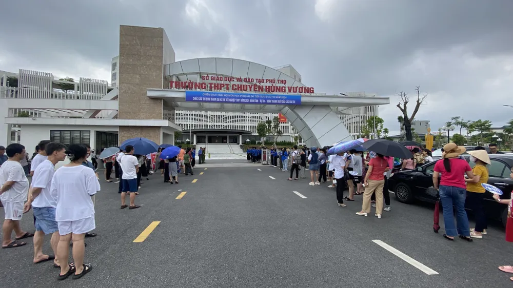 Ngôi trường 'VIP' ở Phú Thọ, xe hơi tấp nập đưa đón sĩ tử thi tốt nghiệp 5.jpg