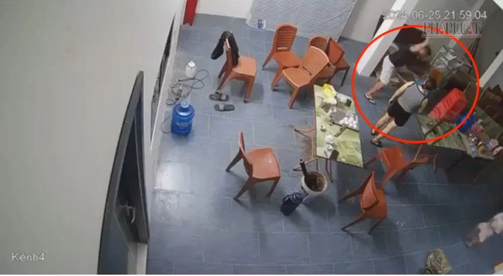 Camera ghi lại thời điểm xảy ra vụ bạo hành. Ảnh cắt từ clip. Phú Thọ đề nghị xử lý nghiêm vụ mẹ và bạn trai bạo hành con trai 11 tuổi 3.jpeg