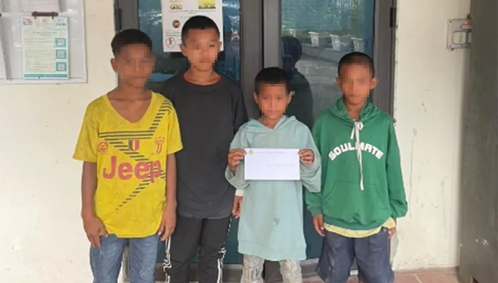 4 trẻ nhỏ bị lạc đã được đưa về gia đình an toàn. Ảnh CA Bắt xe đi gần 600km tìm việc chăn trâu thuê, 4 trẻ nhỏ bị lạc.jpg