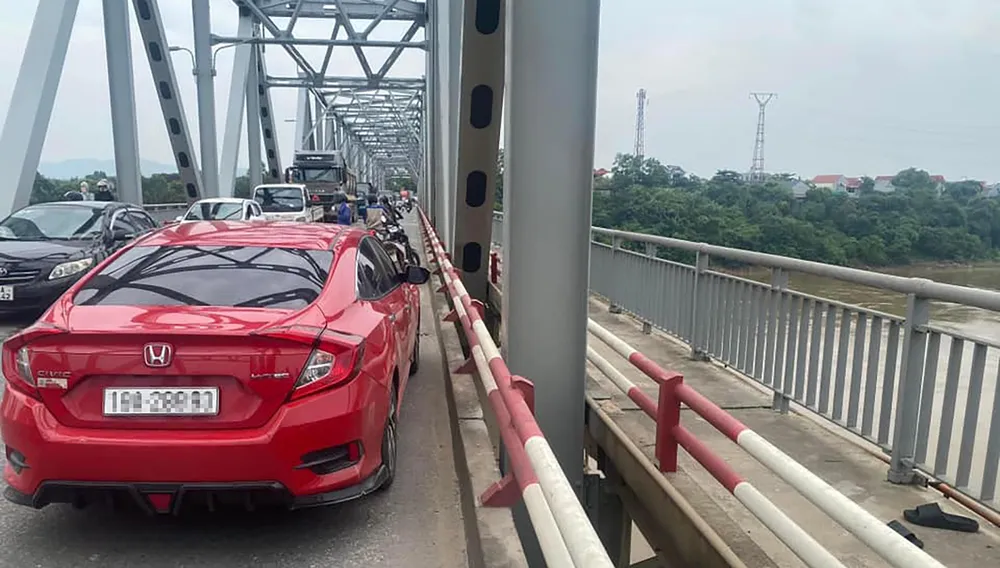 Mò tìm người đàn ông để ô tô trên cầu rồi nhảy xuống sông Hồng