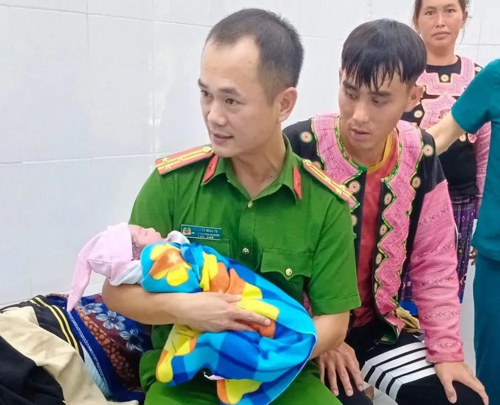 Em bé được công an đỡ đẻ rồi đặt tên trùng với người đỡ đầu. Ảnh CA Công an đỡ đẻ cho sản phụ người Mông trên xe ô tô.jpg