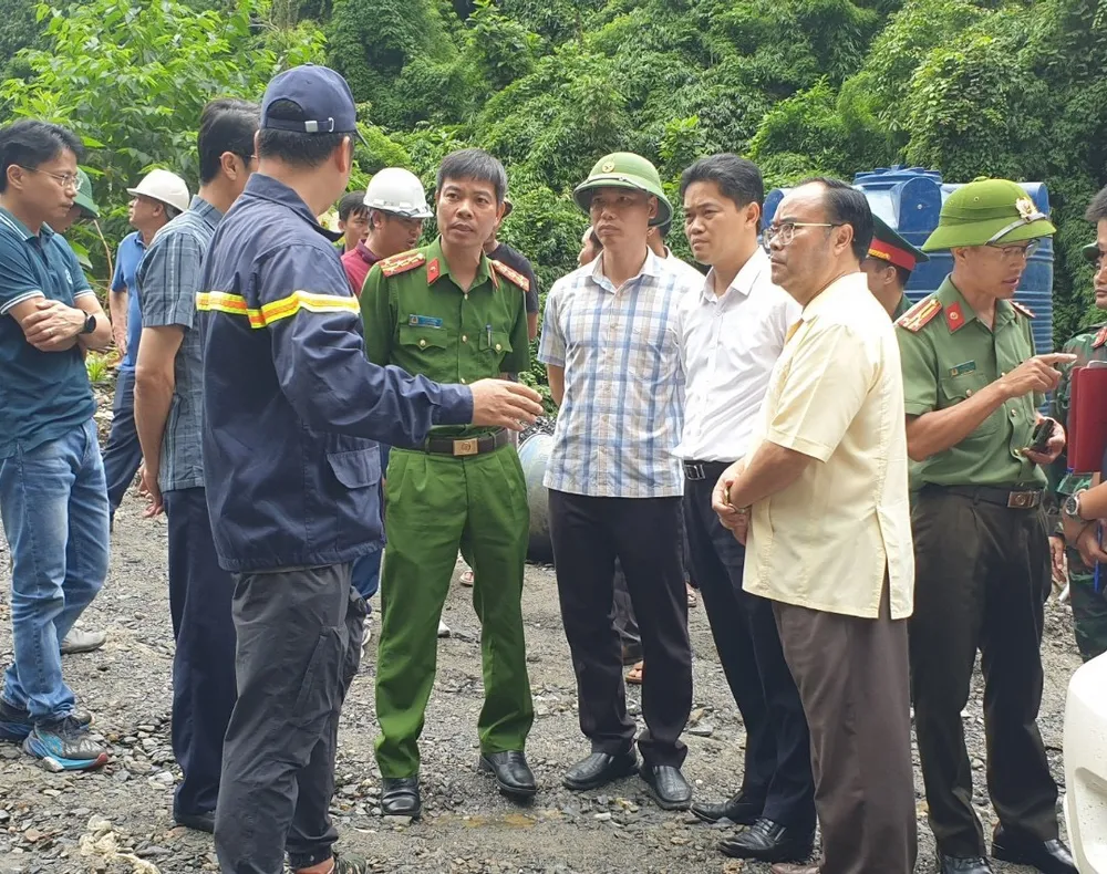 Lãnh đạo UBND tỉnh, Công an tỉnh Lai Châu, UBND huyện Nậm Nhùn chỉ đạo công tác cứu hộ, điều tra vụ việc tại hiện trường. Ảnh: CA Công an thông tin vụ ngạt khí trong hầm thủy điện, 3 công nhân tử vong 2.jpg