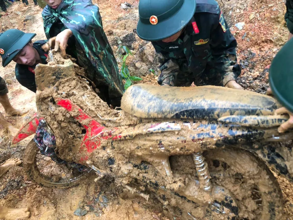 Ảnh Hiện trường sạt lở đất đá vào xe 16 chỗ ở Hà Giang 4.jpg