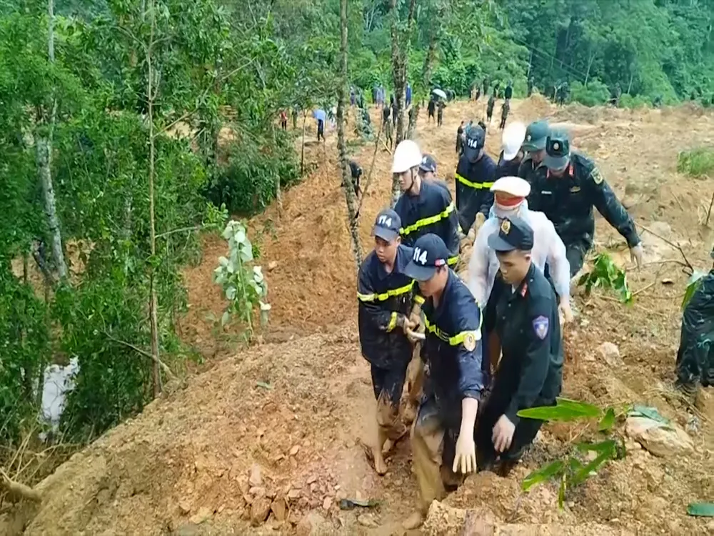 Ảnh Hiện trường sạt lở đất đá vào xe 16 chỗ ở Hà Giang 61.jpg