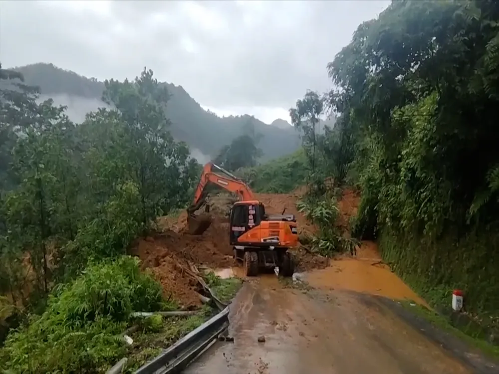 Ảnh Hiện trường sạt lở đất đá vào xe 16 chỗ ở Hà Giang 63.jpg