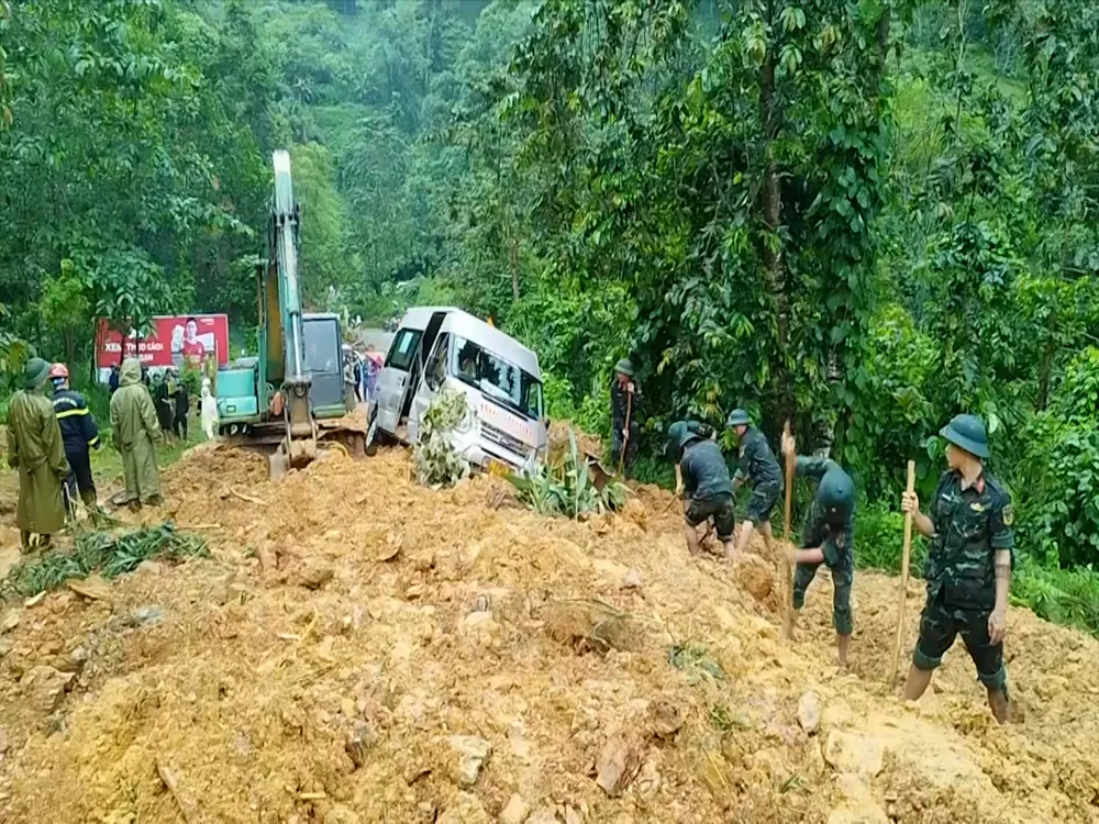 Ảnh Hiện trường sạt lở đất đá vào xe 16 chỗ ở Hà Giang 64.jpg
