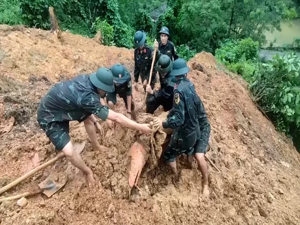Lực lượng chức năng Hà Giang nỗ lực tìm kiếm các nạn nhân. Ảnh: PV Danh tính nạn nhân trong vụ sạt lở vùi lấp xe 16 chỗ ở Hà Giang.jpg