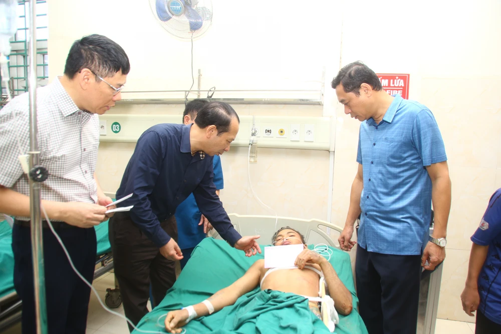 Phó Chủ tịch UBND tỉnh Hà Giang Trần Đức Quý thăm hỏi các nạn nhân đang điều trị tại Bệnh viện Đa khoa tỉnh. Ảnh: Báo Hà Giang Theo dõi hội chứng vùi lấp với 4 nạn nhân vụ sạt lở đất vào xe 16 chỗ.jpeg