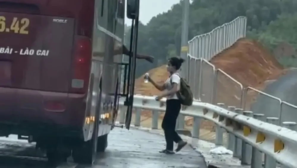 Đón cô gái trên cao tốc, lái xe khách bị phạt 11 triệu, tước GPLX 3 tháng.jpg