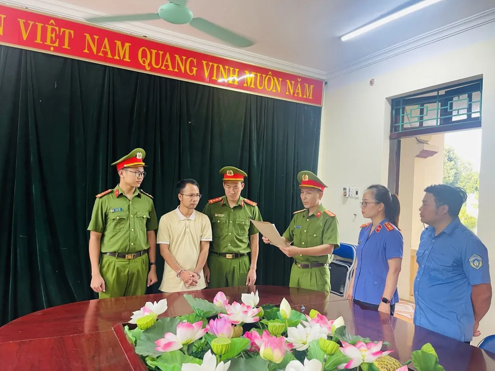 Cơ quan CSĐT công bố các quyết định và lệnh bắt tạm giam bị can Lê Văn Duẩn. Ảnh CA Vụ 3 công nhân ngạt khí tử vong ở Lai Châu Bắt chỉ huy trưởng công trình.jpg